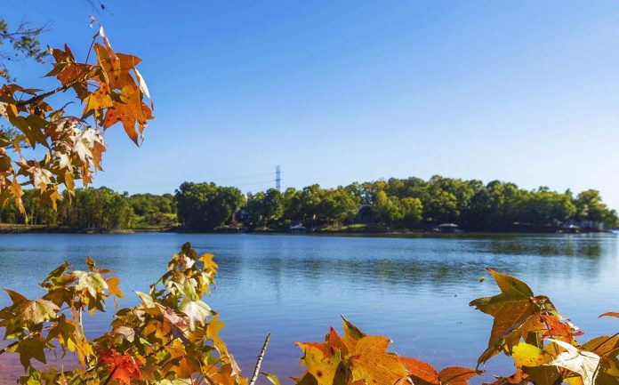 La advertencia para nadar en el lago Norman sigue vigente