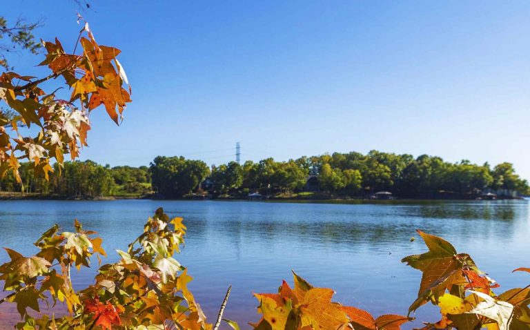 La advertencia para nadar en el lago Norman sigue vigente