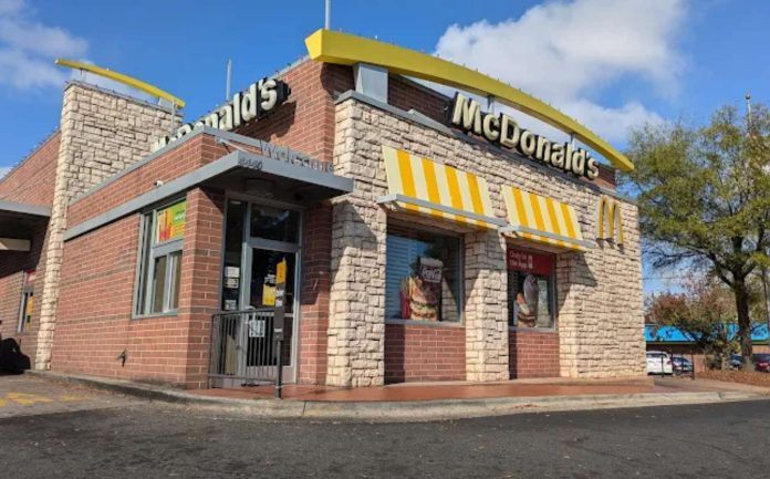 Reportan al menos 12 heridos en supuesto asalto a McDonald's