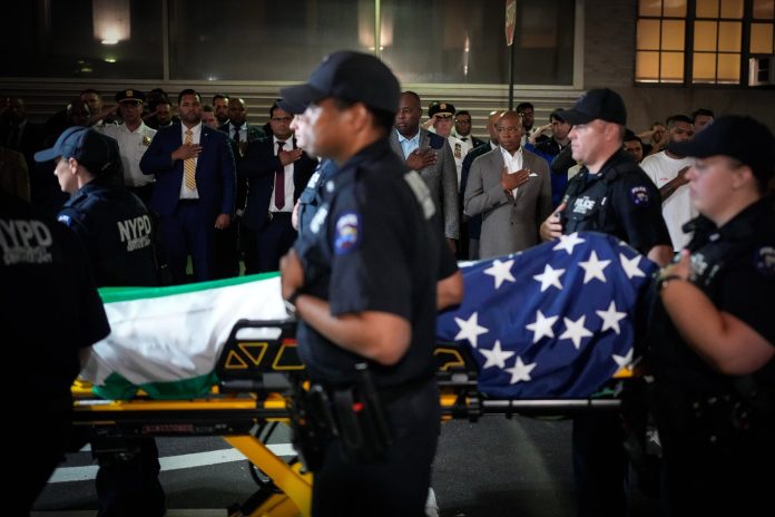 Alcalde de New York lamentó la muerte del policía en tiroteo