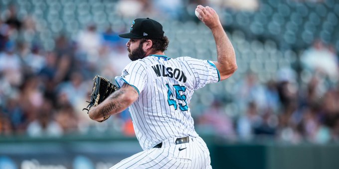 Wilson y McKendry llevan a los Knights a la victoria
