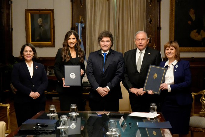 DHS acuerda con el gobierno de Argentina el reingreso al programa de visas