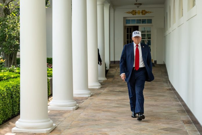 Trump firmó su controversial megaproyecto fiscal