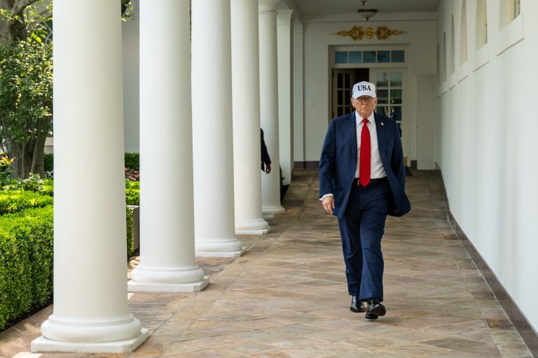 Trump firmó su controversial megaproyecto fiscal