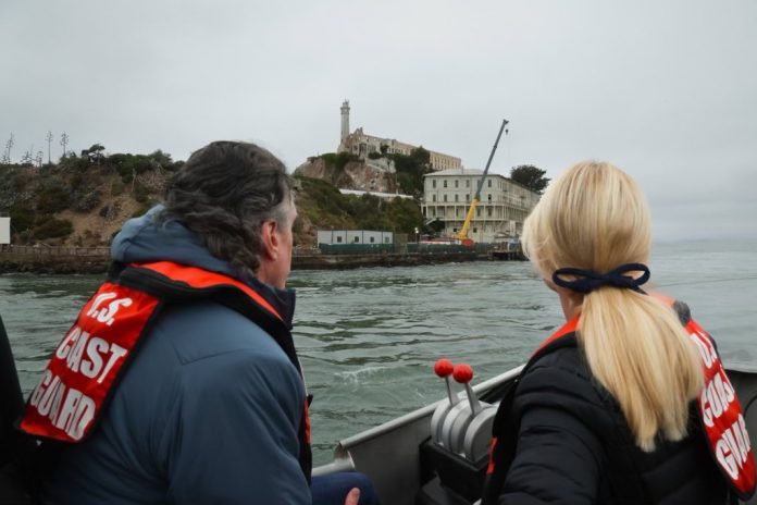 Pam Bondi visitó las prisión federal Alcatraz