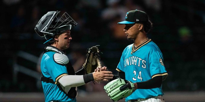 Los Knights ganan otra serie con un triunfo