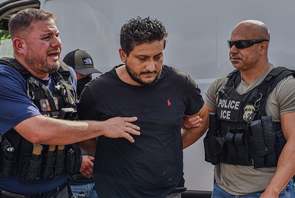 Más de mil 300 migrantes indocumentado detenidos en Houston