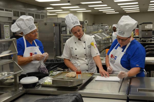 Instituto Culinario K-12 de NC aumenta el atractivo de las comidas escolares