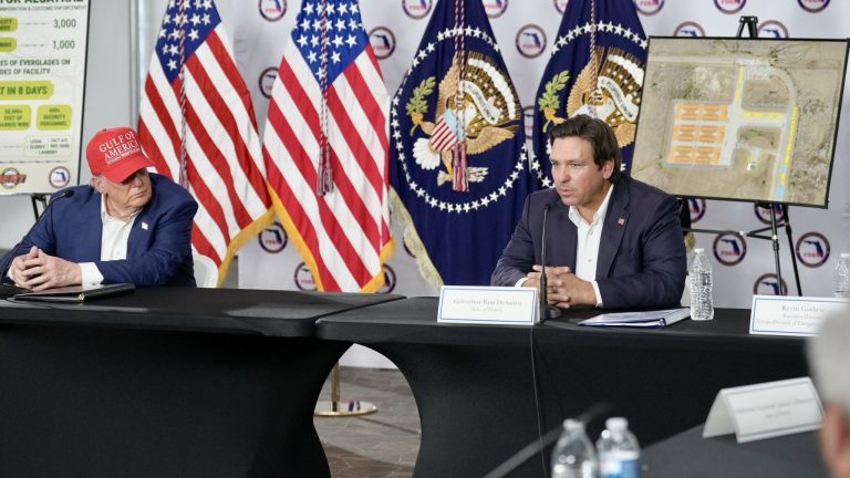 Trump recorrió las instalaciones del centro "Alligator Alcatraz"