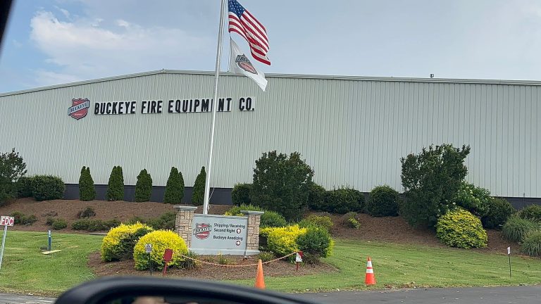 ICE detuvo a 30 personas en allanamiento en Buckeye Fire Equipment Company