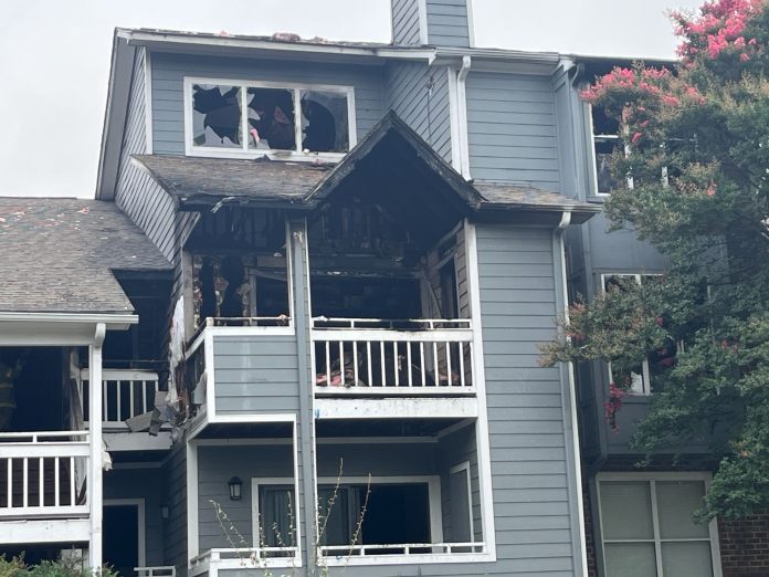 Fuego arrasa complejo residencial y deja varios hispanos sin casa