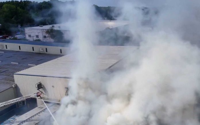 Fuego en planta de reciclaje moviliza a bomberos en Charlotte
