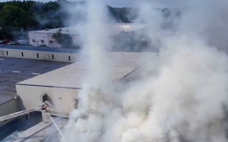 Fuego en planta de reciclaje moviliza a bomberos en Charlotte