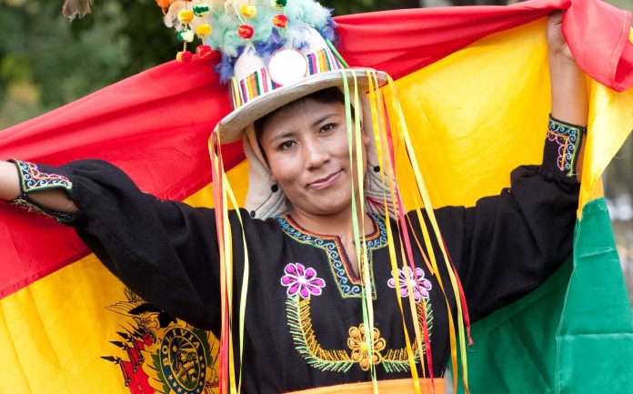 Charlotte se viste de rojo, amarillo y verde por la Independencia de Bolivia