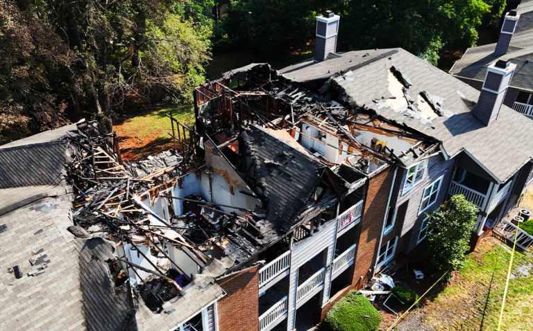 Charlotte Fire rescata a dos personas y a un gato en un incendio de tres alarmas