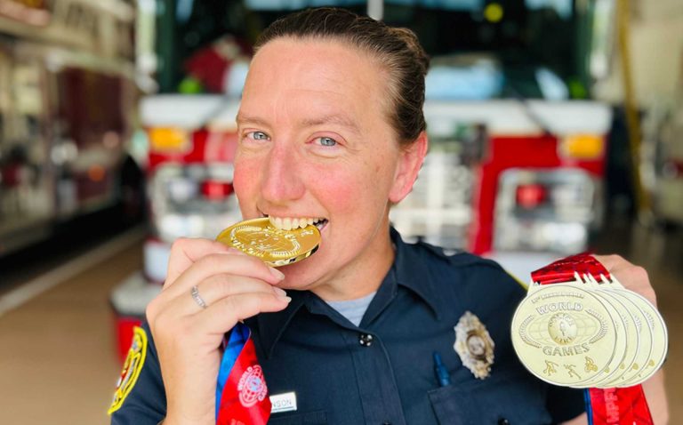 Una bombera de Charlotte gana 6 medallas de oro y establece 2 récords mundiales