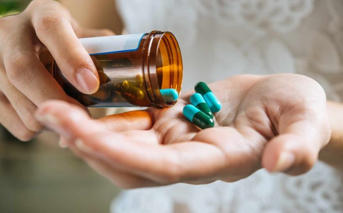 Condenan a farmacéutico por distribución ilegal de oxicodona
