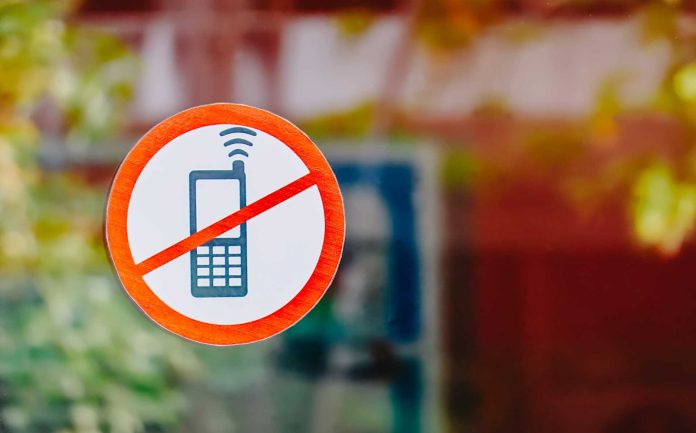 Carolina del Norte prohíbe celulares en escuelas y firma 15 nuevas leyes