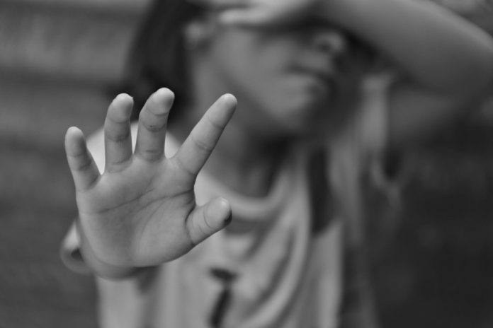 Acusan a un hombre por fraude de naturalización vinculado a abusos sexuales infantiles