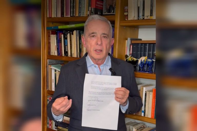 Álvaro Uribe formalizó su condena de 12 años de prisión domiciliaria