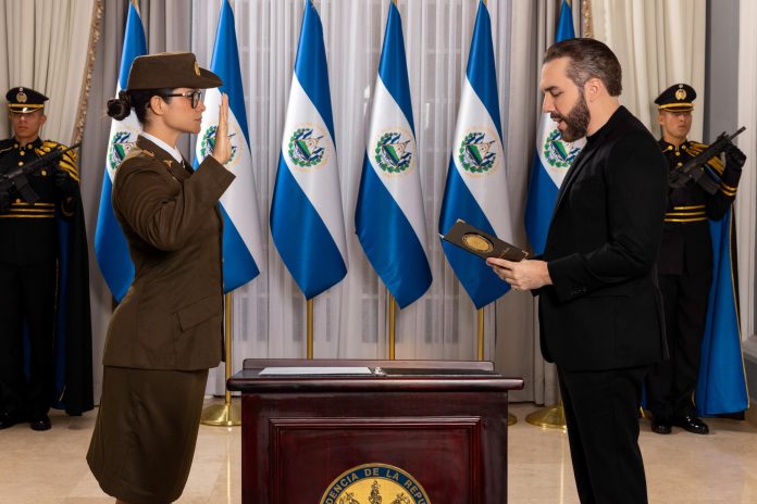 Bukele nombra a una capitán como nueva Ministra de Educación