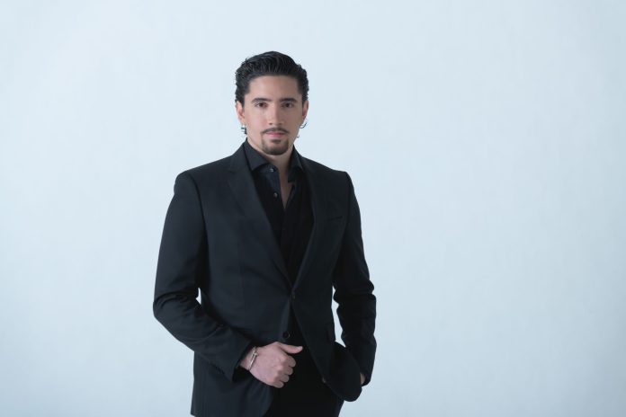 El mexicano Álex Fernández nominado en Premios Juventud