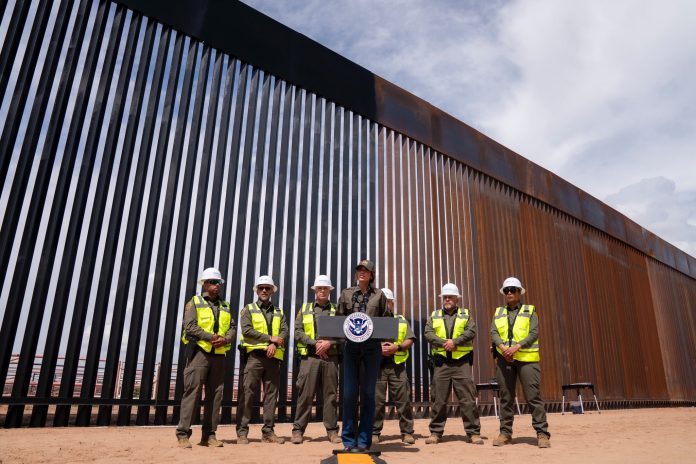 Gobierno de Trump ordena pintar de negro el muro fronterizo