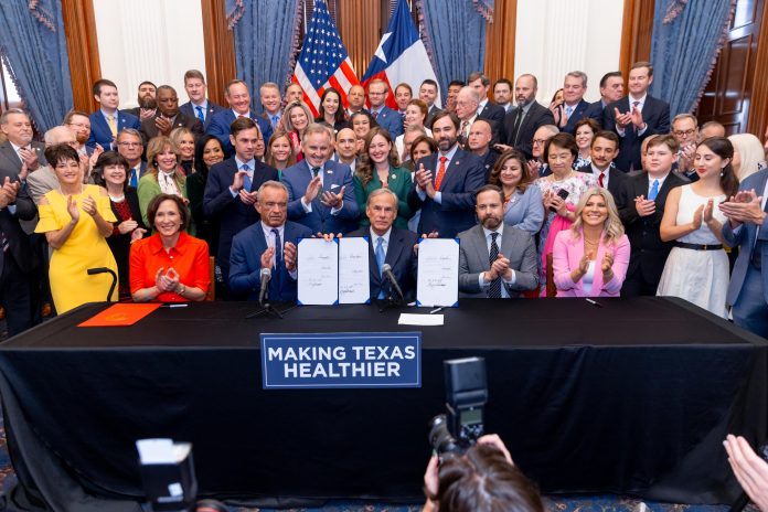 Kennedy y el gobernador Abbott impulsan la salud rural en Texas