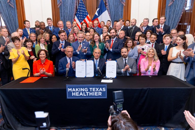 Kennedy y el gobernador Abbott impulsan la salud rural en Texas