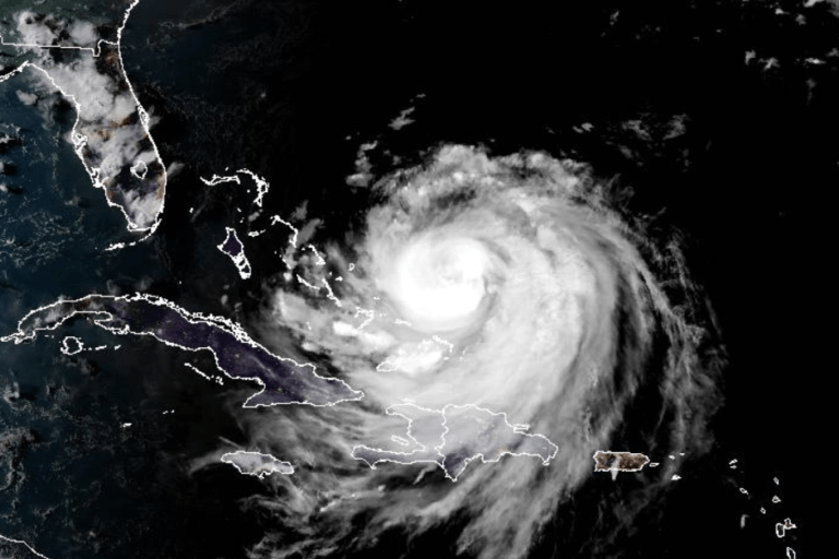 Funcionarios estatales de gestión de emergencias en alerta por el huracán Erin