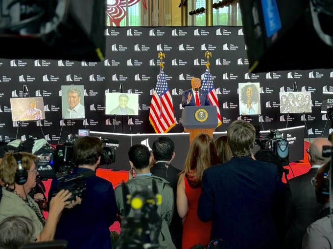 Trump anunció a los galardonados con los Premios del Centro Kennedy