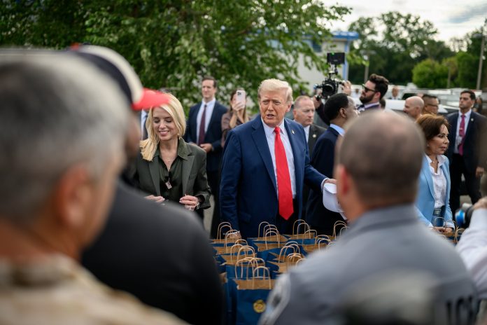 Trump emite orden ejecutiva para proteger la bandera de EE.UU.