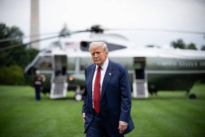 Trump firma orden ejecutiva para impulsar la industria espacial comercial