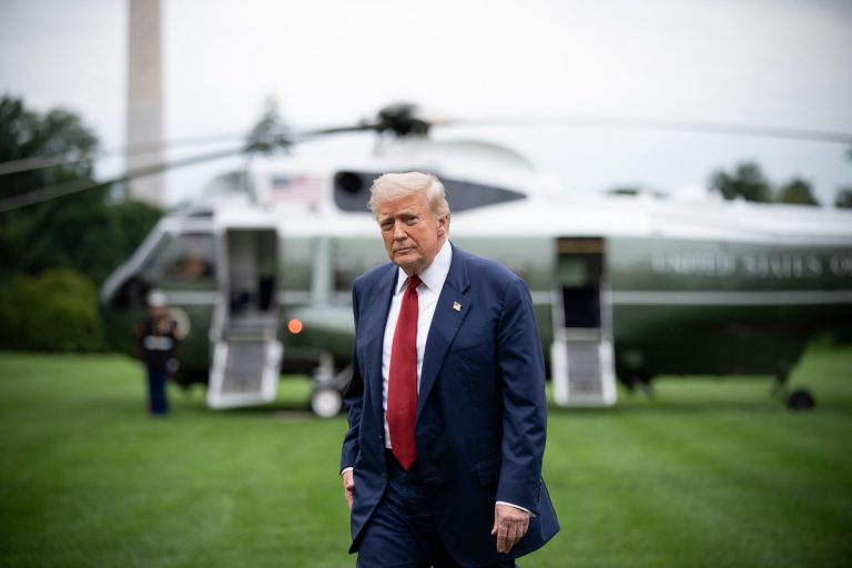 Trump firma orden ejecutiva para impulsar la industria espacial comercial