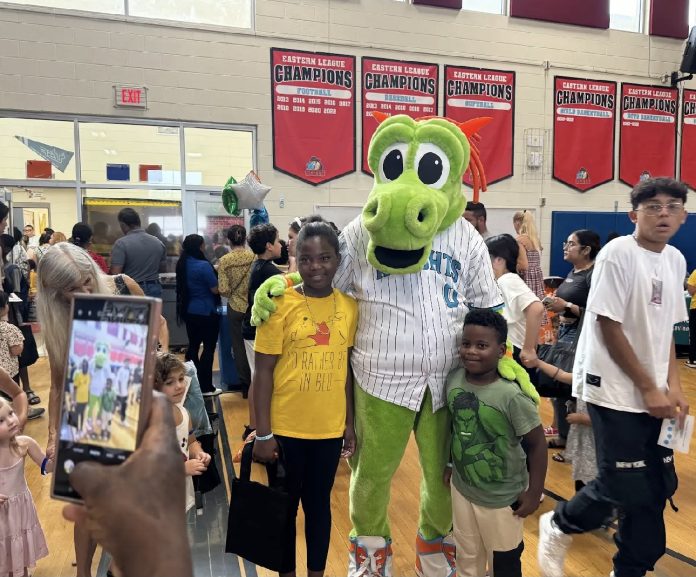 Celebración de regreso a clases en el Truist Field