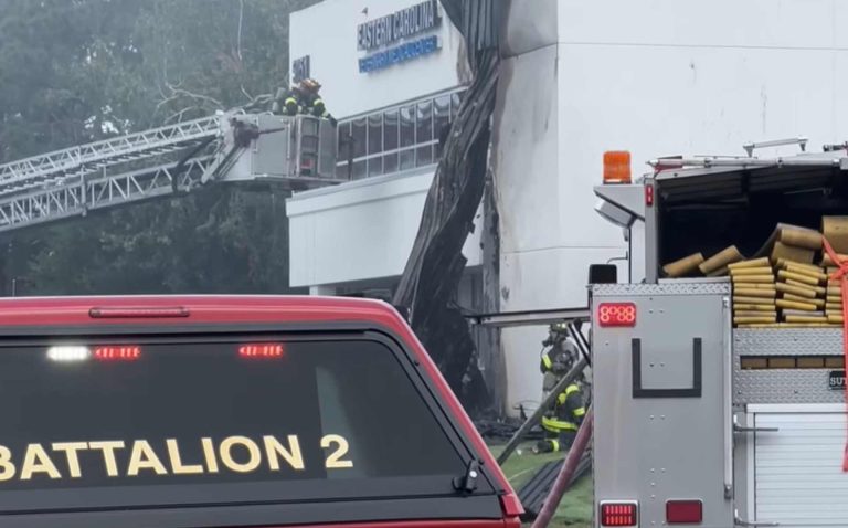 Explosión de gas en NC deja tres bomberos heridos