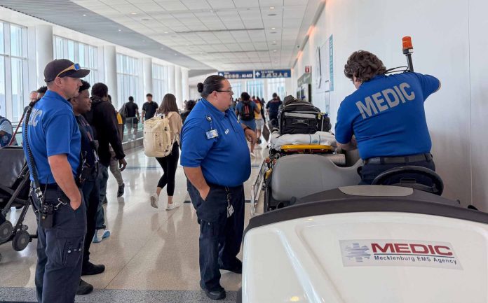 Emergencia en pleno vuelo: Medic atendió más de 400 incidencias en Aeropuerto de Charlotte