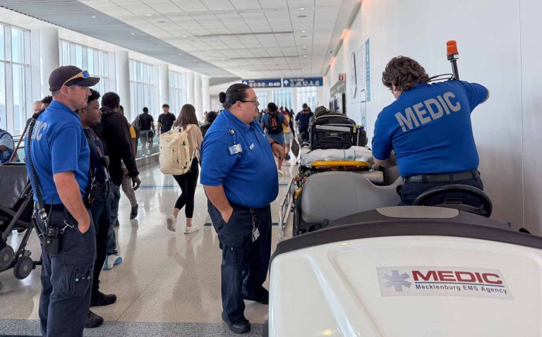 Emergencia en pleno vuelo: Medic atendió más de 400 incidencias en Aeropuerto de Charlotte