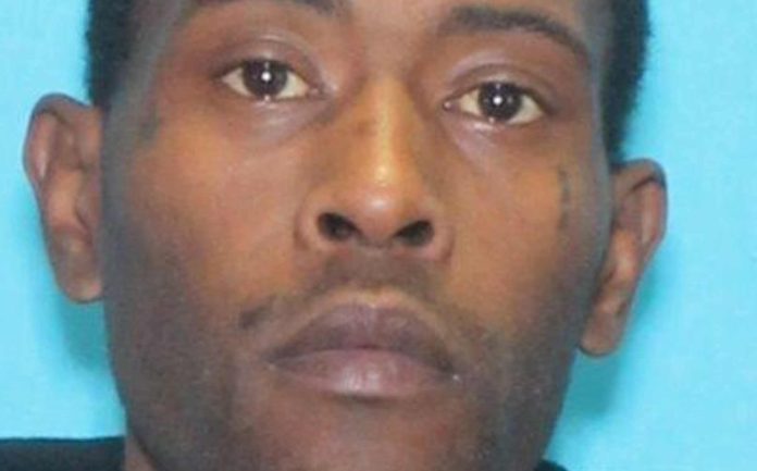 Hombre armado sigue prófugo tras secuestrar a su pareja en Matthews