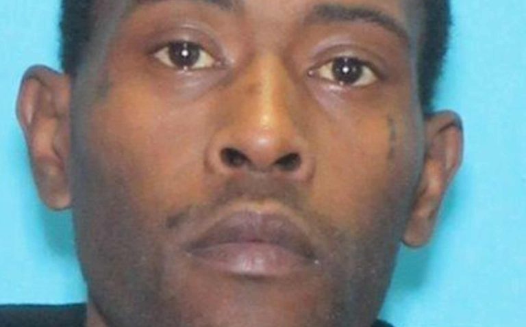 Hombre armado sigue prófugo tras secuestrar a su pareja en Matthews