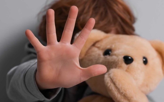 Mujer acusada de causar graves lesiones corporales a un niño