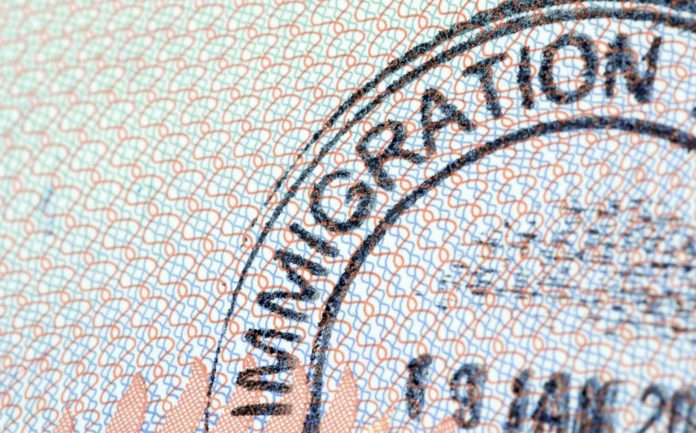 Mexicano admite robo de identidad; hay más acusados por temas migratorios