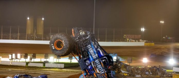 Terminal Velocity hace historia en el Cook Out Monster Truck Bash