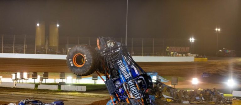 Terminal Velocity hace historia en el Cook Out Monster Truck Bash