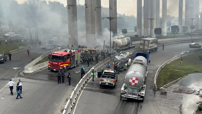 Explosión de camión cisterna en México deja cuatro muertos y 90 heridos