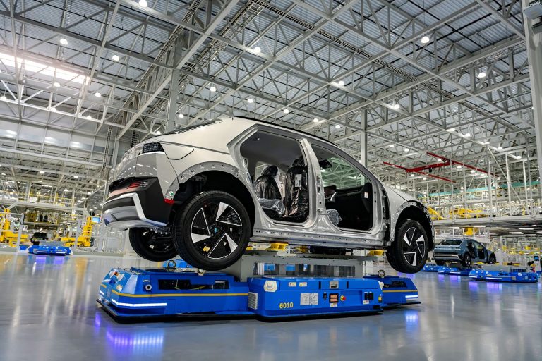 Arrestan a más de 400 migrantes indocumentados en la planta de Hyundai