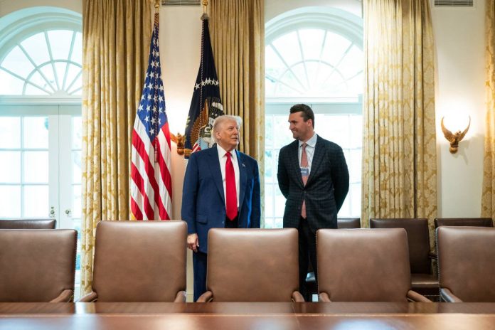 Trump ordena bandera a media asta en honor a Charlie Kirk