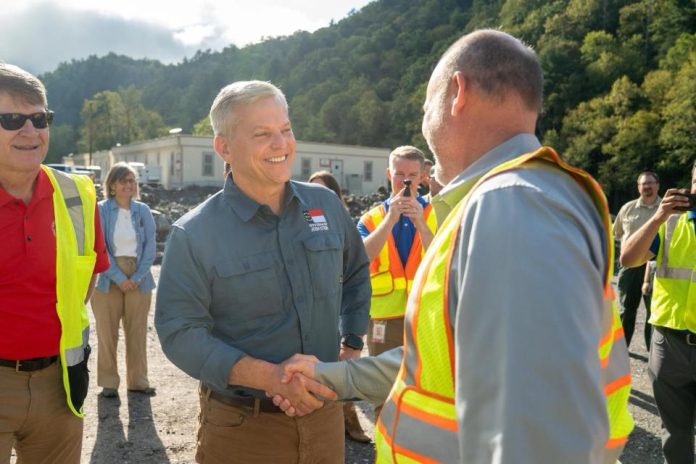 Stein visita el oeste de NC para conmemorar el primer aniversario de Helene