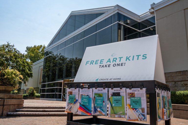 Kits de arte gratuitos en el Museo Mint de Randolph del 1 al 4 de octubre