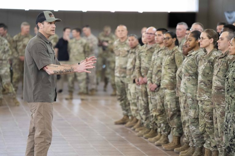 Secretario de Guerra elimina políticas de diversidad en el Ejército